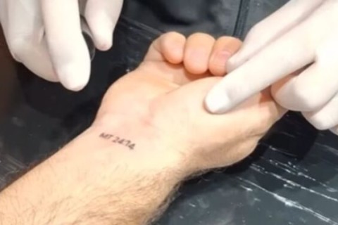 Pastor da We Are Reino responde críticas sobre mutirão de tatuagem