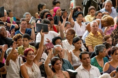 Ex-Estado ateu, Cuba tem aumento de evangélicos e orações em público